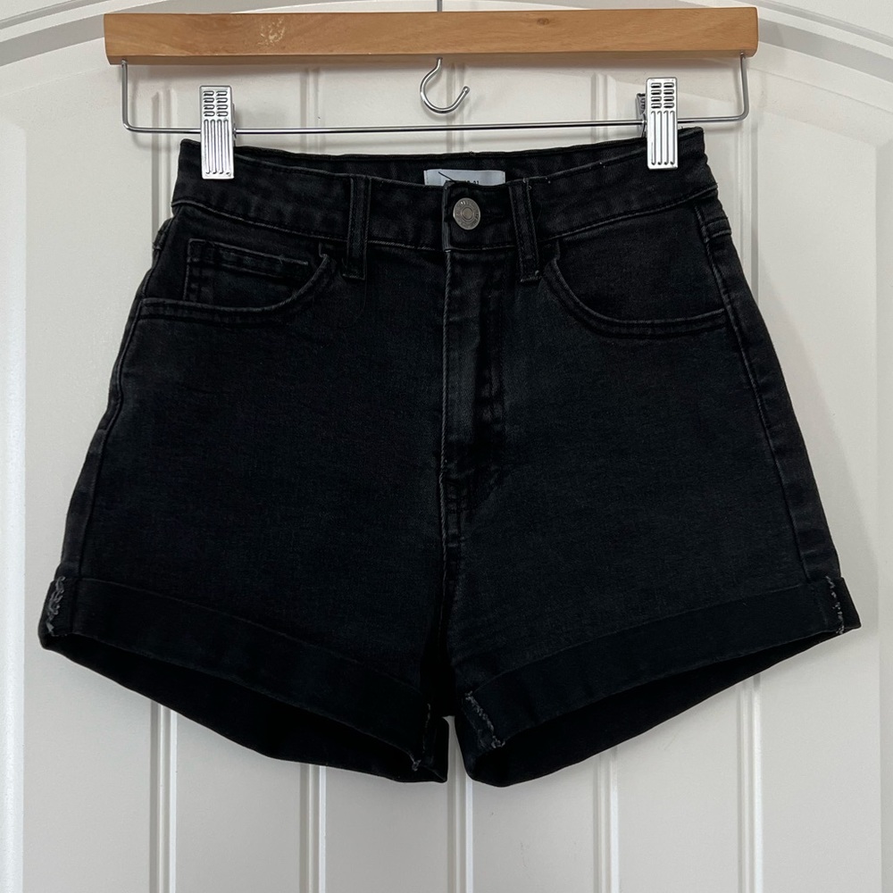Forever 21 Curvy High-Rise Stretch Cuffed Hem 5-Pocket Black Denim Shorts- 25 - Picture 6 of 9